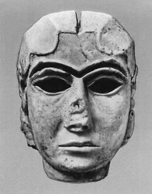 Голова богини из Урука. Мрамор. Период Джемдет-Наср. Нач. 3-го тыс. до н. э. Иракский музей. Багдад.