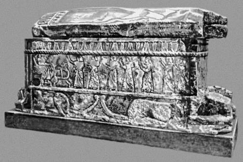 Саркофаг царя Ахирама. 13 в. до н. э. (?). Национальный музей Ливана, Бейрут.
