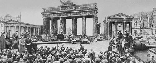 Митинг победы у Бранденбургских ворот. Берлин. Май 1945.