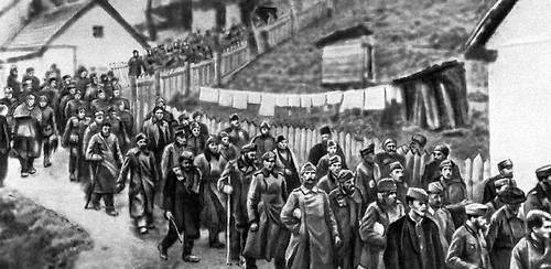 Партизаны конвоируют захваченных в плен немецко-фашистских оккупантов в г. Ужице. Югославия. Сентябрь 1941.