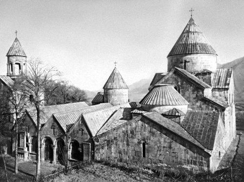 Монастырь Санаин. 10—13 вв. Слева направо: колокольня, трёхнефный гавит, четырёхстолпный гавит; сзади — церковь Аменапркич и церковь Аствацацин.