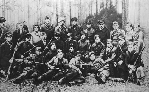 Группа польских партизан отряда им. Р. Траугутта из советско-польского партизанского соединения генерал-майора В. А. Бегмы. 1944.
