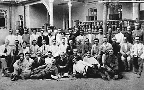 Участники 1-го съезда Коммунистической партии Туркестана. Ташкент, июнь 1918.