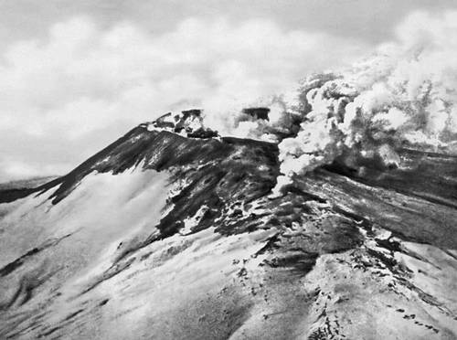 Вулкан Этна (Сицилия) во время извержения.