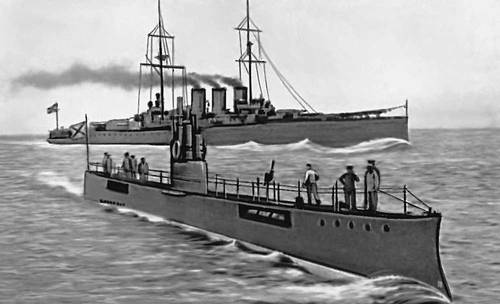 Русский крейсер и подводная лодка в Балтийском море. 1916.
