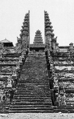 Бали. Лестница и ворота храма («пура») Бесаких. 14 в.