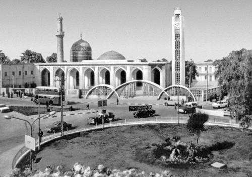 Мечеть-мавзолей Абу Ханифы в Багдаде. 1534, перестроена в 17—18 вв. Справа -–современная башня с часами.