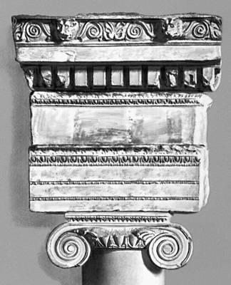 Антаблемент (фрагмент) и капитель храма Зевса Сосиполиса в Магнесии на Меандре. Мрамор. 2 в. до н. э. Археологический музей. Стамбул.