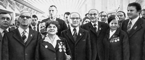 Первый секретарь ЦК СЕПГ Е. Хонеккер (в центре) и председатель Государственного совета ГДР В. Штоф (второй слева) среди делегатов съезда.