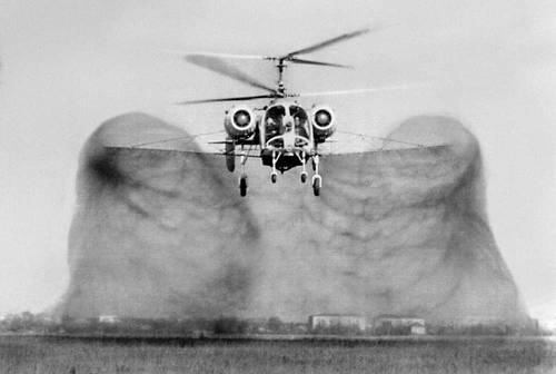 Рис. 7. Вертолёт Ка-26 производит опрыскивание ядохимикатами.