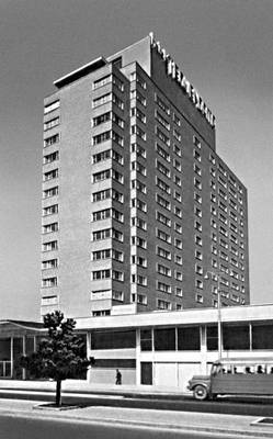 Богота. Отель «Текендама». 1950—53. Арх. К. Куэльяр Тамайо, Г. Серрано Камарго, Х. Гомес Пинсон.
