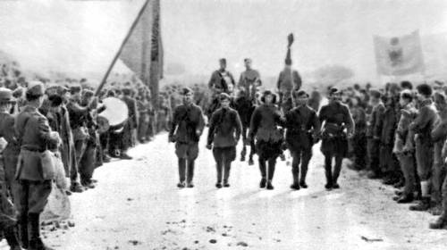Албанские партизаны вступают в Тирану. Ноябрь 1944.