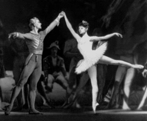 Е. С. Максимова и В. В. Васильев в сцене из балета «Щелкунчик» П. И. Чайковского.