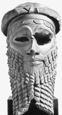 Голова аккадского правителя (возможно, Саргона Древнего) из Ниневии. Бронза. 23 в. до н. э. Иракский музей. Багдад.