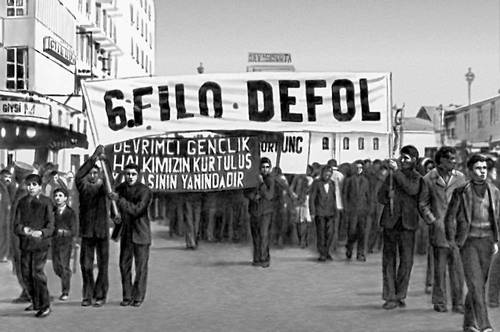Демонстрация молодежи в Измире против захода в Измирский порт американского миноносца 6-го флота США (на транспаранте «6-й флот — вон»). 15 января 1975.