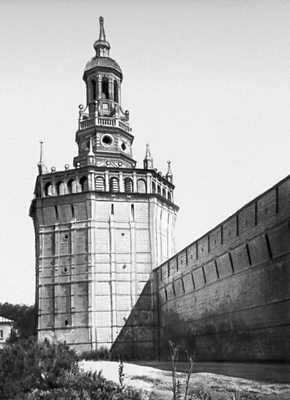 Троице-Сергиева лавра. Уточья башня (17 в.) и фрагмент крепостных стен.