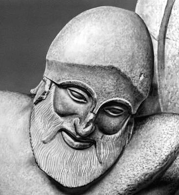 Скульптура ранней классики. Голова воина. Фрагмент скульптуры восточного фронтона храма Афины на острове Эгина. Мрамор. 490—480 до н. э. Глиптотека. Мюнхен.