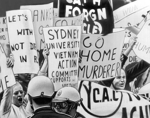 Канберра. Демонстрация протеста против американской агрессии во Вьетнаме в феврале 1966. Плакаты гласят: «Убийцы, убирайтесь домой!», «Янки, убирайтесь домой!».