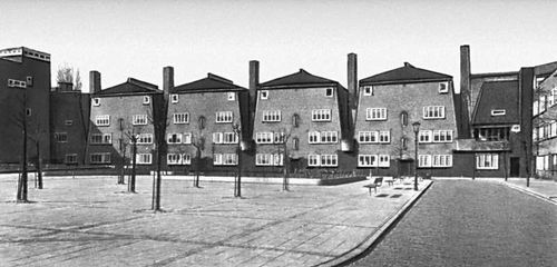 П. Л. Крамер, М. де Клерк. Жилой комплекс Роннерплейн в Амстердаме. 1920—22.