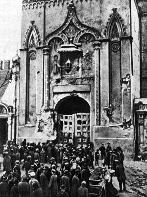 Никольские ворота Кремля после артиллерийского обстрела. Москва. Октябрь 1917.