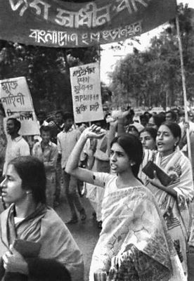 Демонстрация студентов Дакки под лозунгами солидарности с политикой правительства Бангладеш. 1972.