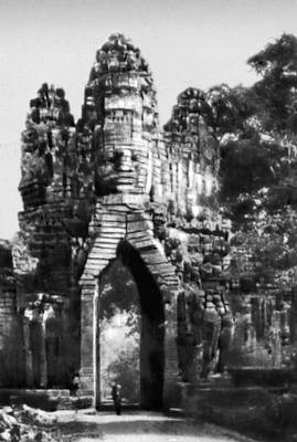 Ворота Ангкор-Тхома в Ангкоре. Конец 12—13 вв.