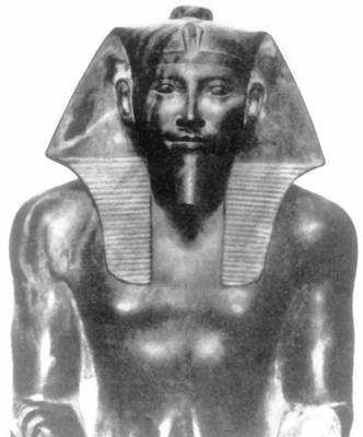Диоритовая статуя фараона Хефрена из заупокойного храма при пирамиде Хефрена в Гизе (фрагмент). 28 в. до н. э. Египетский музей. Каир.