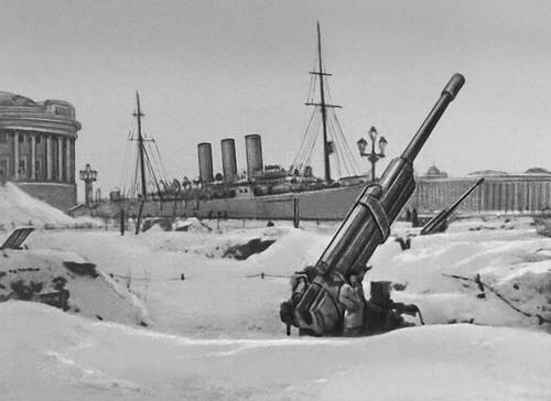 Зенитная батарея на берегу Невы. Зима 1941—42.