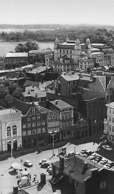 Шверин. Площадь Марктплац. В глубине — здание Мекленбургского государственного театра (1886).