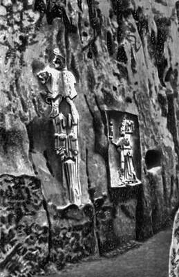 Наскальные рельефы в святилище Язылыкая близ Хаттусаса. 13 в. до н. э.