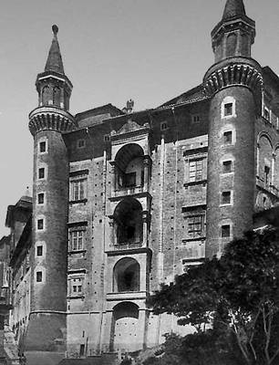 Палаццо Дукале в Урбино. Италия. Ок. 1470—1563. Начат архитектором Лучано Лаураной.