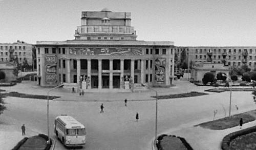 Тирасполь. Театральная площадь (1934—36, архитекторы Г. М. Готгельф и др.). В центре — здание городского театра (реконструировано в 1963, архитектор И. Л. Шмурун).