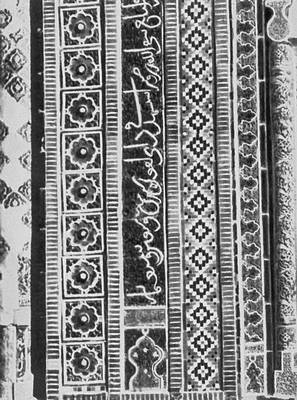 Керамическая облицовка мавзолея Туглу-Текин (1376) в ансамбле Шахи-Зинда в Самарканде.
