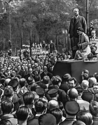 Первое мая 1930 в Берлине (перед участниками митинга выступает Эрнст Тельман).