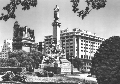 Буэнос-Айрес. Памятник Х. Колумбу в парке Колон. Мрамор. 1916. Скульптор А. Цокки.