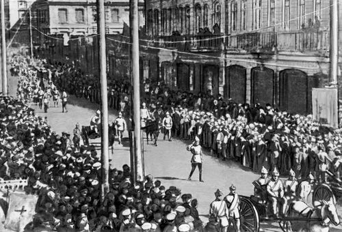Трудящиеся Еревана приветствуют вступление в город революционных войск. 1920.