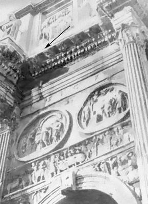 Раскреповка (указана стрелкой) карниза арки Константина в Риме. 315.