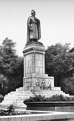 Тбилиси. Памятник Шота Руставели. Камень, мрамор. 1942. Скульптор К. Мерабишвили, архитектор Ш. Тулашвили.