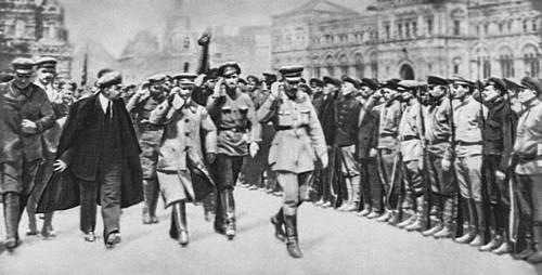 В. И. Ленин с группой командиров обходит фронт войск всевобуча на Красной площади 25 мая 1919.