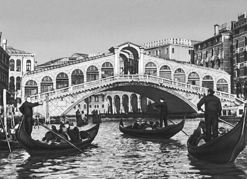 Венеция. Мост Риальто (1588—92, архитектор А. да Понте) через Большой канал.