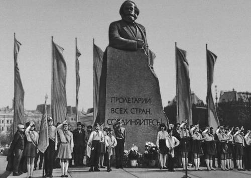 Митинг молодежи 1 мая 1969 у памятника К. Марксу в Москве.