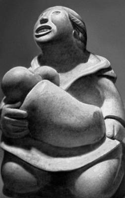 Эскимосская скульптура. Мастер Шероапик. «Мать с ребёнком». Мыльный камень. Середина 20 в.