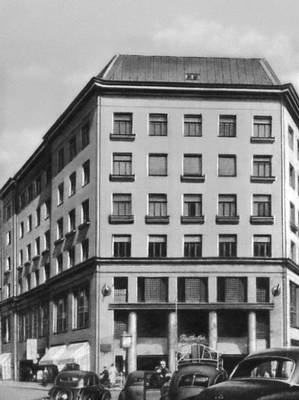 Дом на площади Михаэлерплац. 1910. Архитектор А. Лоз.