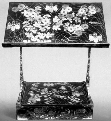 Декоративно-прикладное искусство. Столик для письма. Дерево, лак. Япония. Ок. 1605. Национальный музей. Токио.