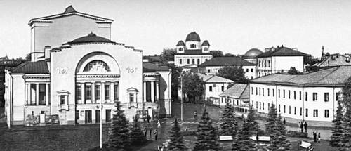 Ярославль. Театр им. Ф. Г. Волкова (1911, архитектор Н. А. Спирин) и окружающая застройка.