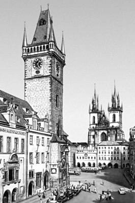 Прага. Староместская ратуша (14—17 вв) и Тынская церковь (14 в.).