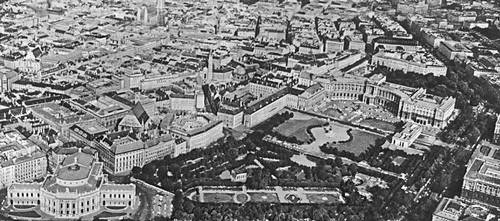 Общий вид города (слева на переднем плане «Бургтеатр», 1874—88, архитекторы Г. Земпер, К. Хазенауэр; справа в глубине — «Новый Хофбург», 1881—1913, те же архитекторы).