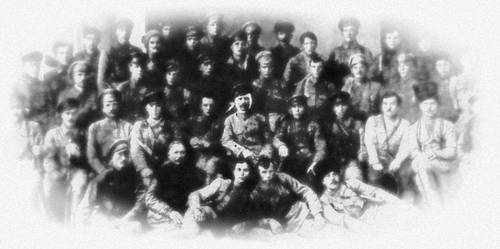 Группа командиров и военных комиссаров 25-й стрелковой дивизии после взятия Уфы в июне 1919. В центре — В. И. Чапаев и Д. А. Фурманов.