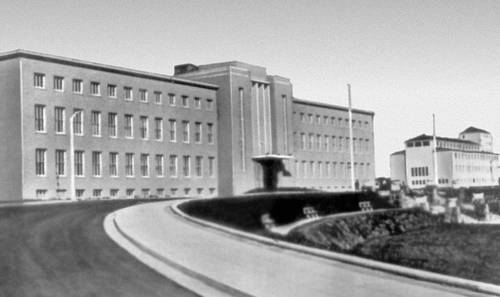 Рейкьявик. Слева — здание Исландского университета (1938—40, арх. Гудйоун Самуэльссон); справа — Национальный музей Исландии (1950—54, арх. Сигурдур Гудмундссон).