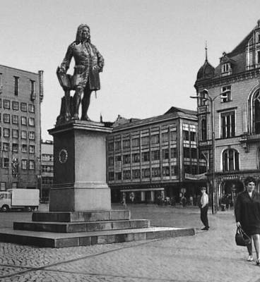 Галле. Памятник композитору Г. Ф. Генделю (1859) на площади Марктплац.